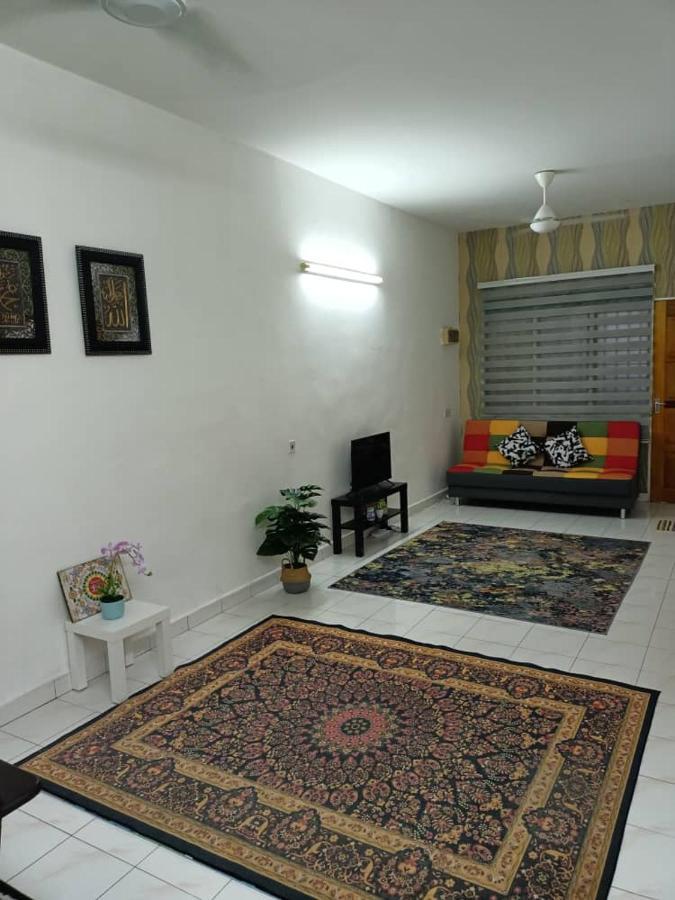 Anggun Homestay เซริอิสกันดาร์ ภายนอก รูปภาพ